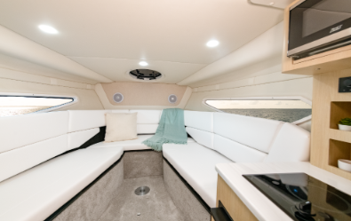Regal26 XO, salon